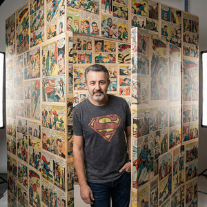 Imagem do prompt Cinema_scene gigantic cube middle studio