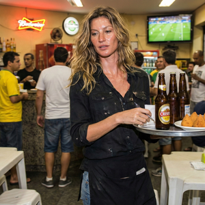 Imagem do prompt Efeitos_nano banana brazilian waiterwaitress busy