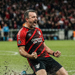 Imagem do prompt Futebol_ultrarealistic cinematic action shot person