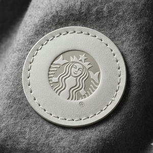 Imagem do prompt Logo_efeitos_prompt estruturado patch couro ultrarealista