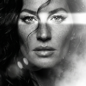 Imagem do prompt Rosto_realista_prompt highfashion lightstrip portrait dramatic